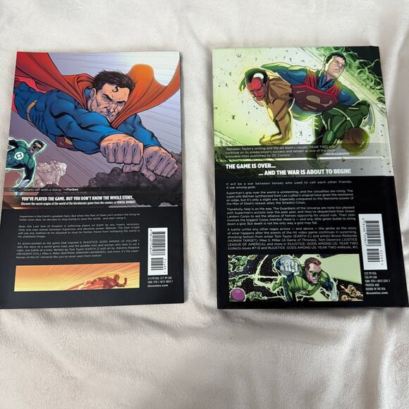 Injustice Gods Among Us Volume 1 and 2 - Picture 6 of 8